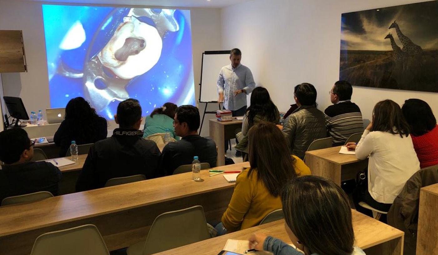 Dr. Raúl Aponte, centro de formación en odontología quito